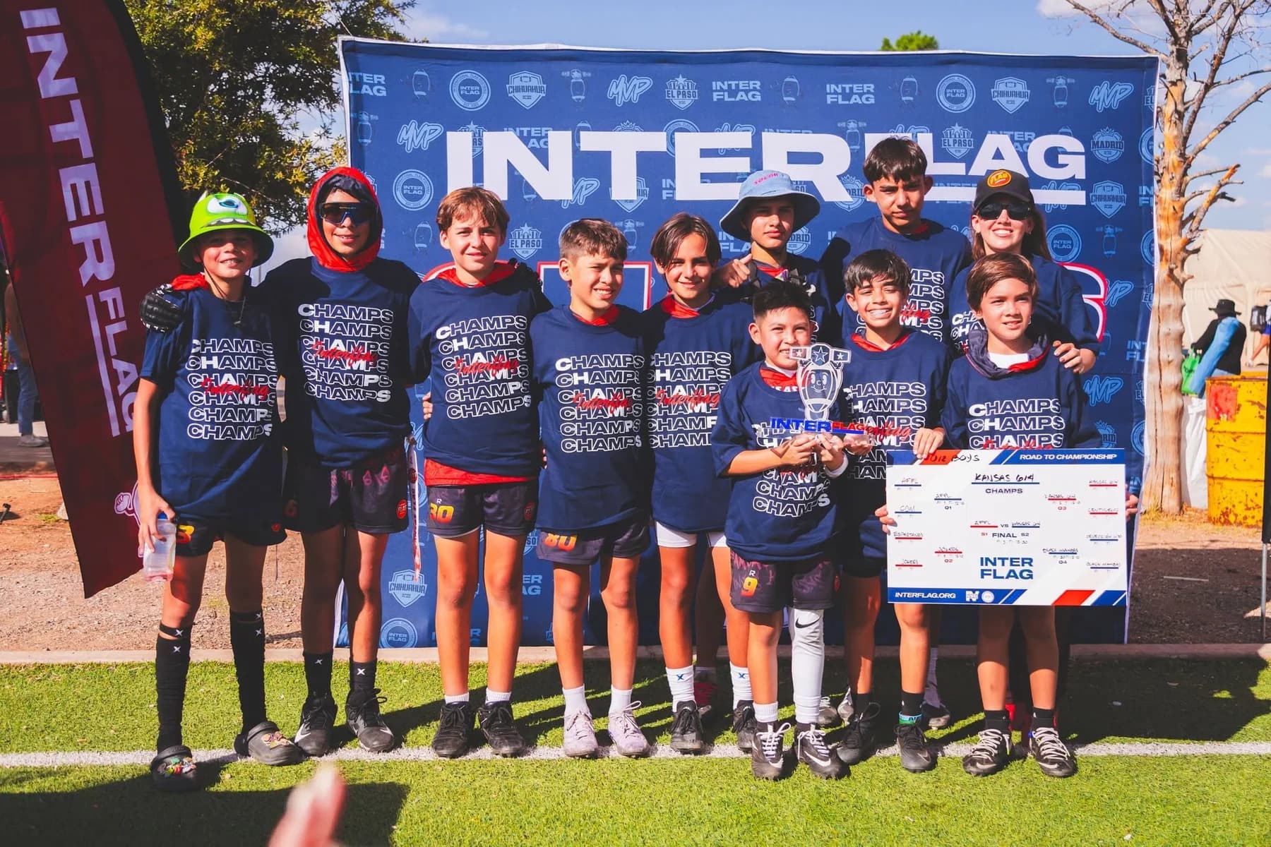 El equipo U12 de Kansas Chihuahua reunido con su trofeo de campeón de Interflag