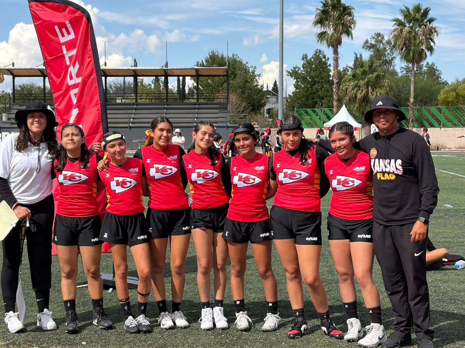 Jugadoras y coaches de Kansas CDMX U15 femenil en las canchas de NFL Flag en Chihuahua