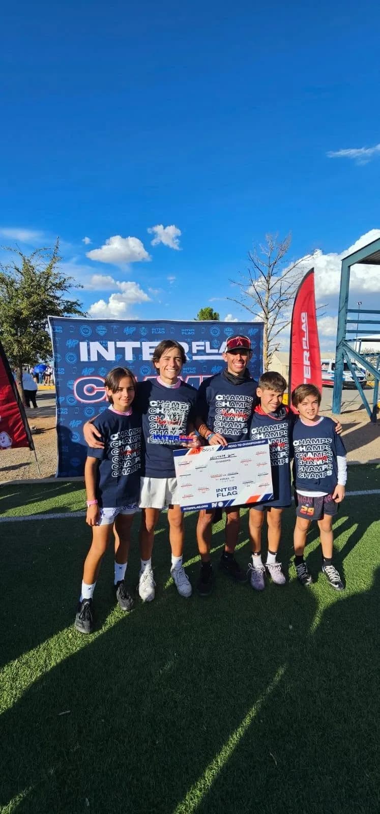 Jugadores de Kansas U12 reunidos con el reconocimiento de Interflag.