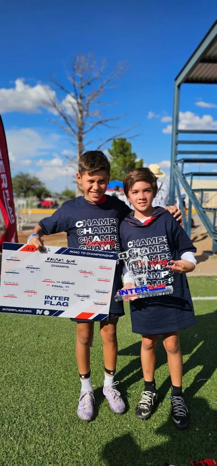 Jugadores de Kansas U12 con el trofeo y el cuadro de competencia.