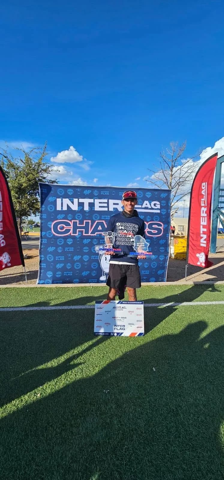 Un integrante de Kansas U12 posa con el trofeo de Interflag.