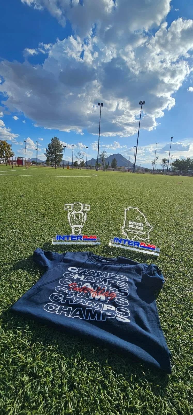 Los trofeos de Interflag junto a la playera de campeones.