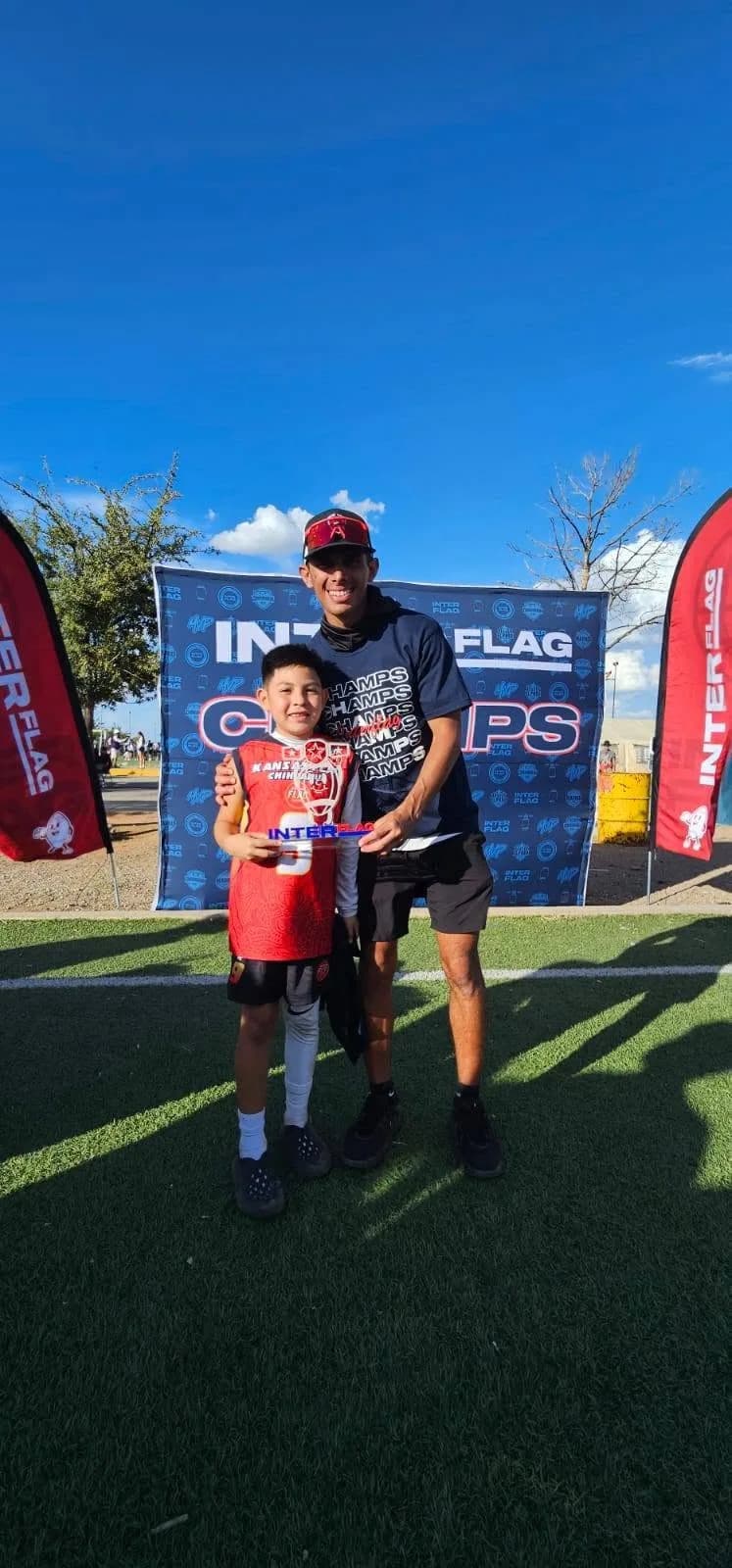Integrantes del equipo celebran con el trofeo de Interflag.