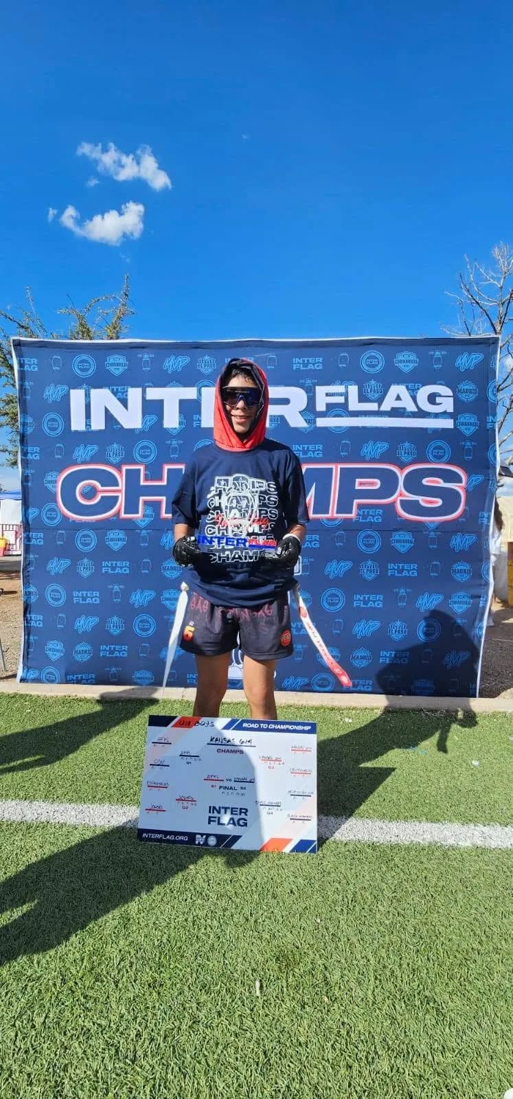 Un integrante de Kansas U12 celebra con el trofeo.